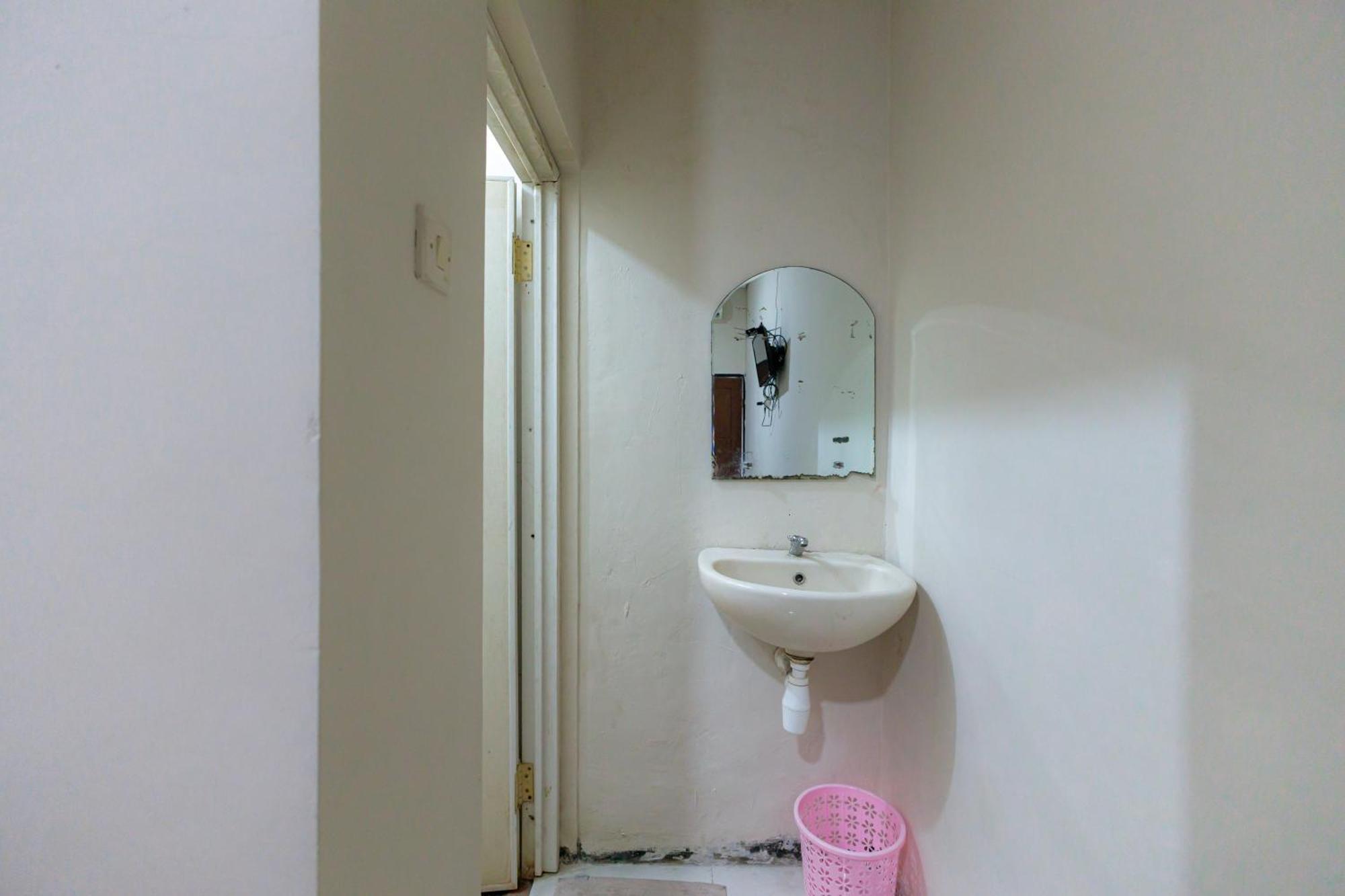 Reddoorz At Osuko Residence Sukomanunggal Jaya Surabaya Luaran gambar