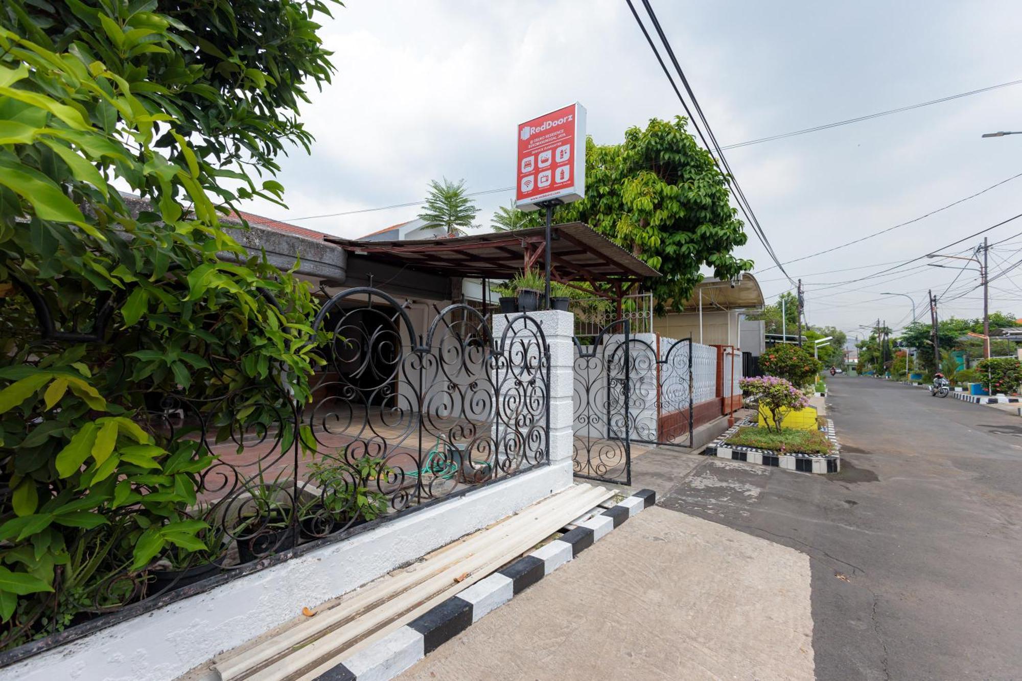 Reddoorz At Osuko Residence Sukomanunggal Jaya Surabaya Luaran gambar