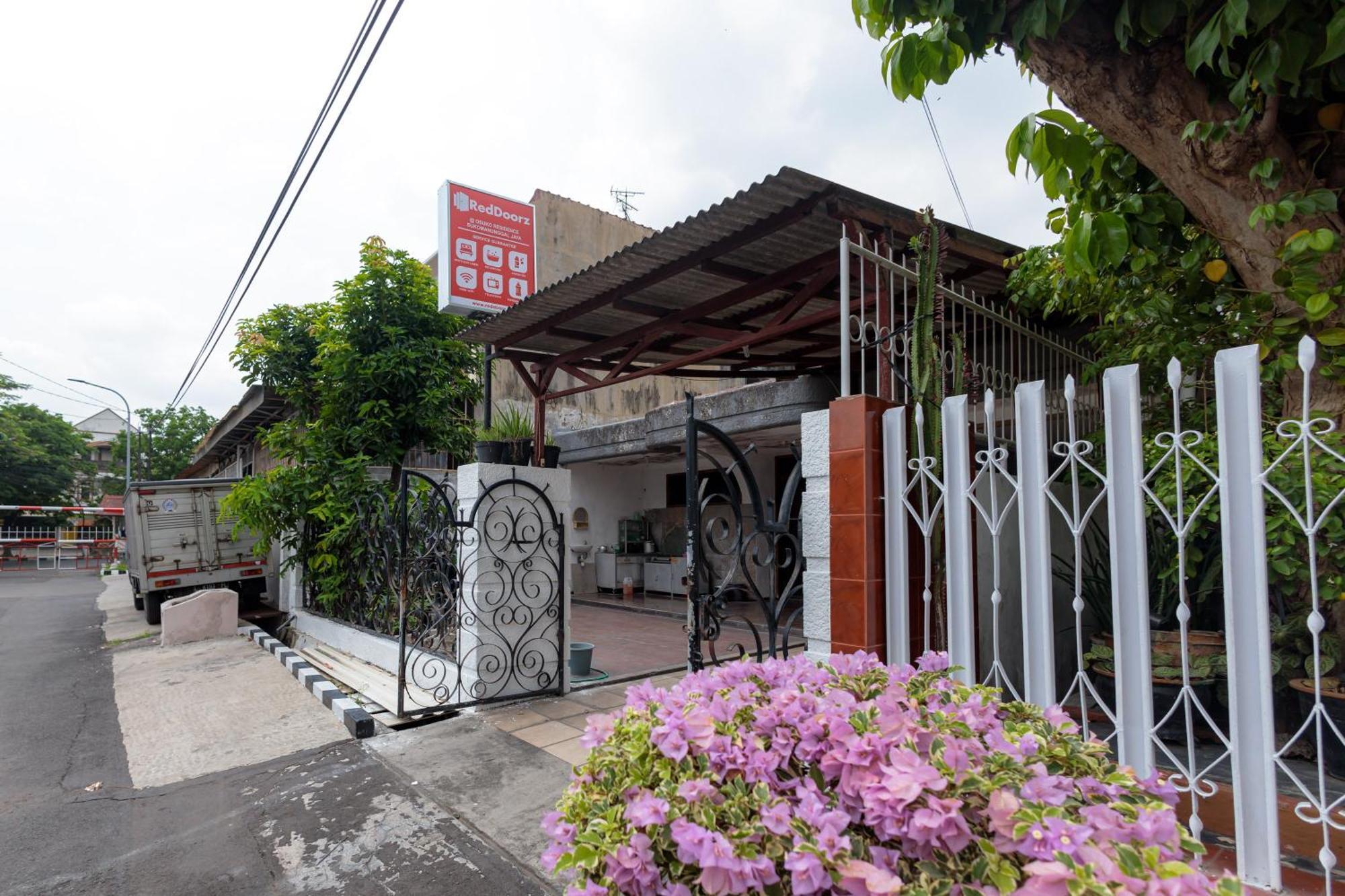 Reddoorz At Osuko Residence Sukomanunggal Jaya Surabaya Luaran gambar